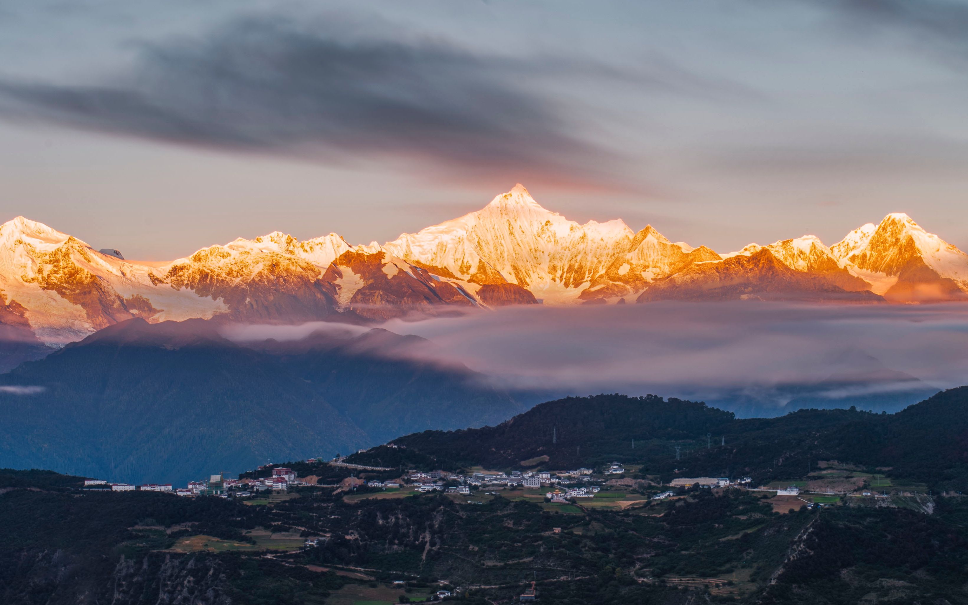 梅里雪山日照金山