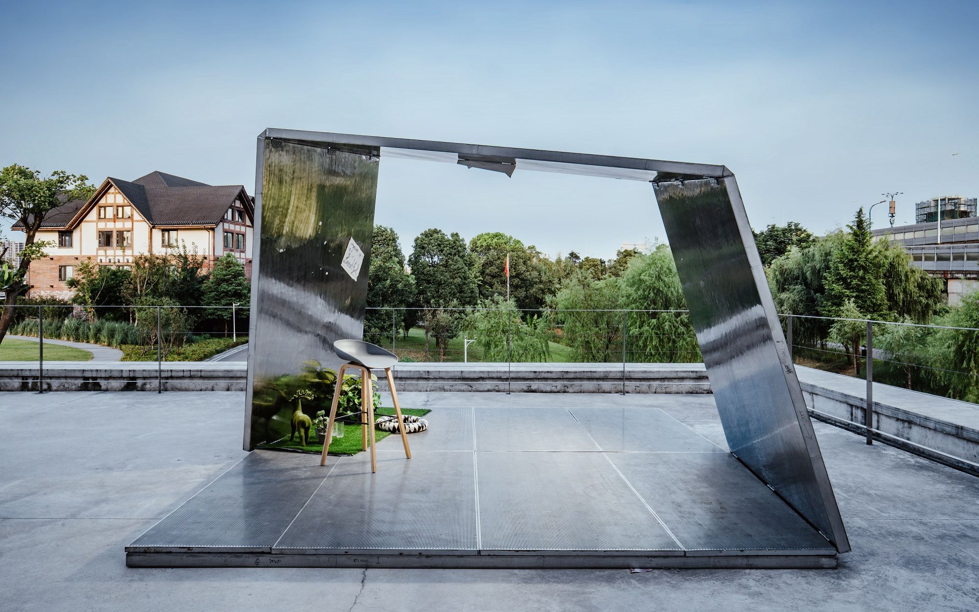 成为长沙网红打卡点ifs,谢子龙艺术馆展品的"回"装置,竟是用6㎡的芯板