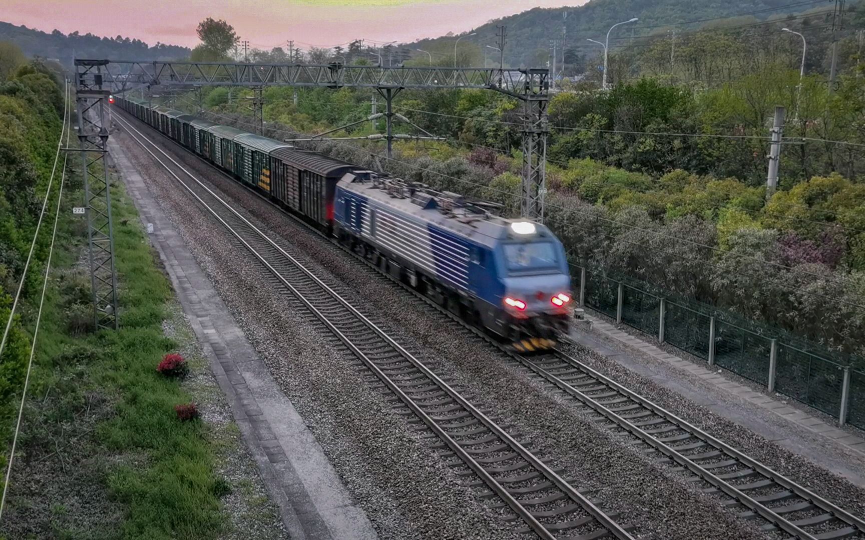 上局宁东段hxd2b电力机车0053号机牵引行包快运专列