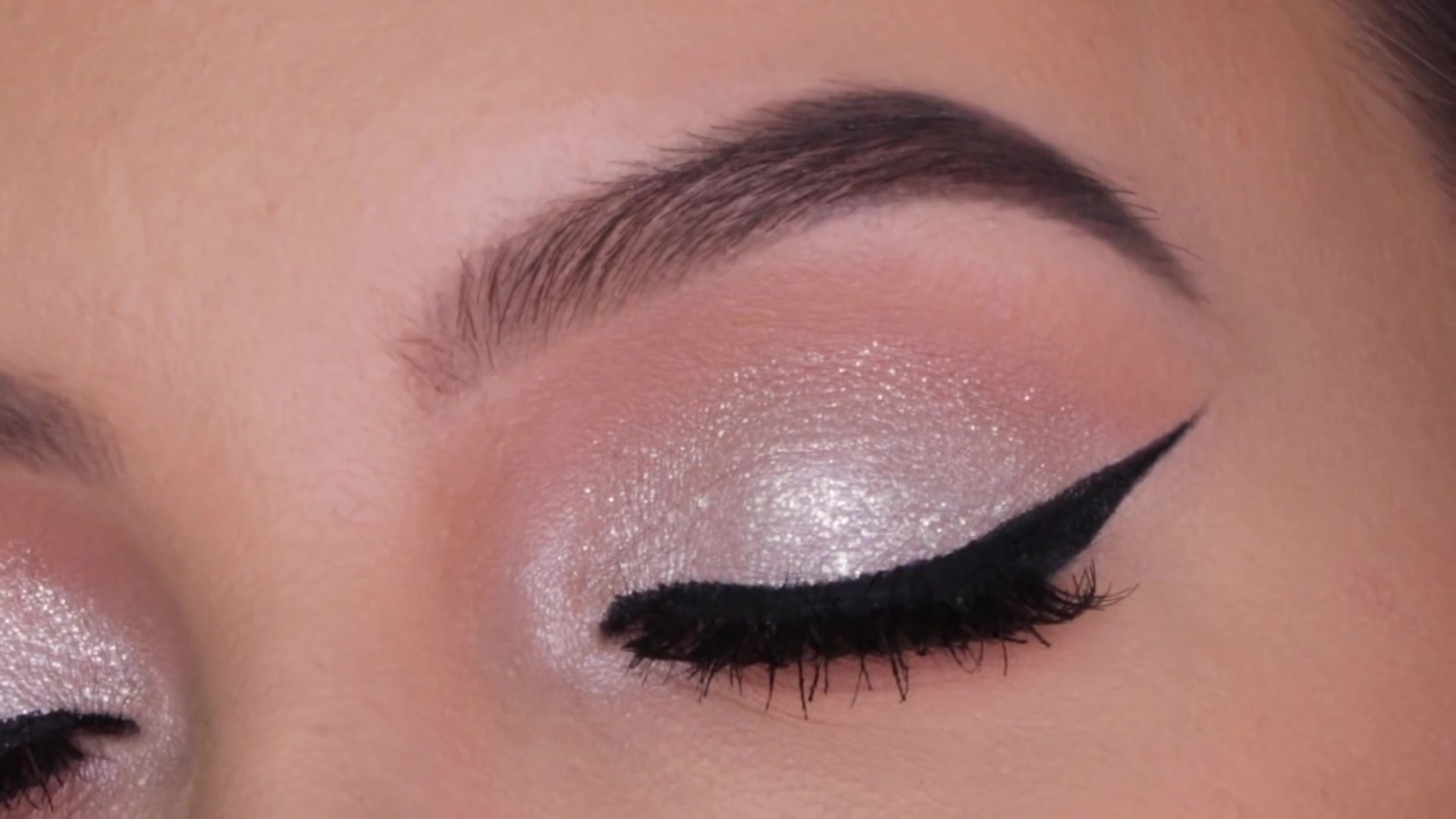 [图]【An Knook】Classic Holiday Glitter Eye Makeup _ White Golden Reflects Glitter Wit