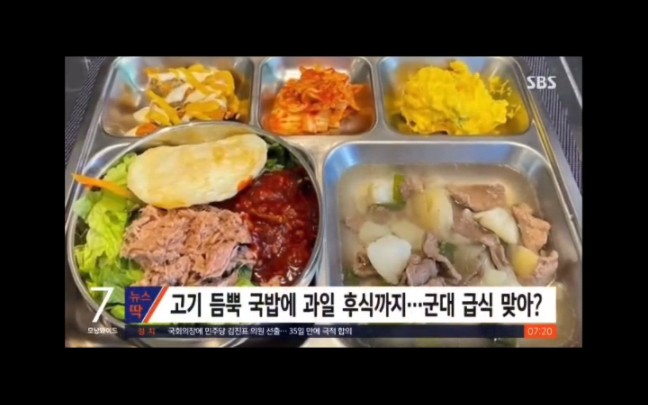 南朝鲜军厨房制作米饭,汤和豆腐,展示食堂伙食.