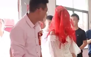 Video herunterladen: 婚闹VS彪悍新娘，舒服了