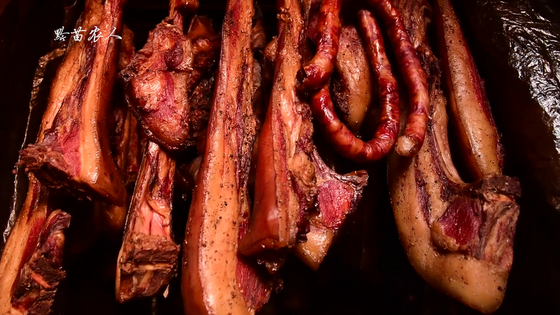 贵州农村用铁锅装炭火熏烤出来的腊肉色泽透亮又不脏