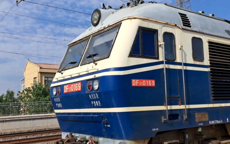 济南铁路局青岛客运段担当k8268(平度西-青岛北)本务df11 0169牵引25g