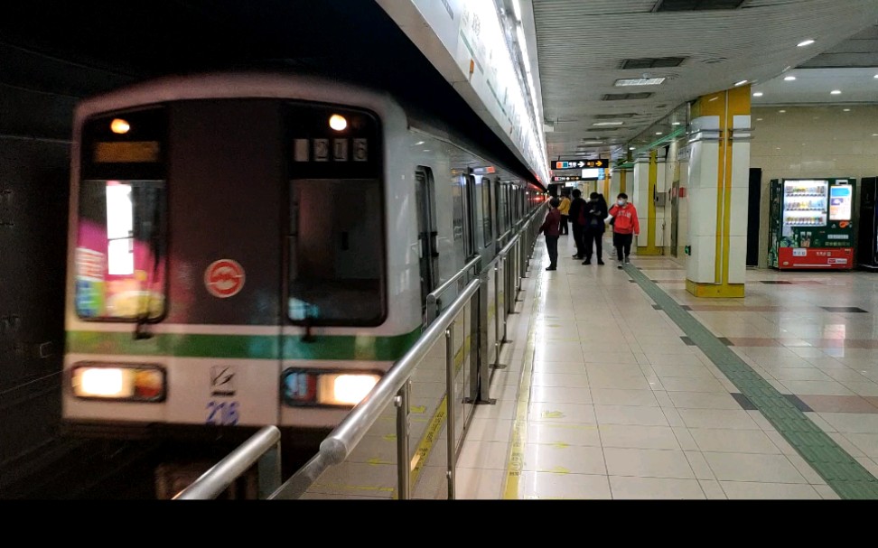 上海地铁2号线02a01型列车(西瓜)02016号车淞虹路方向到达龙阳路站