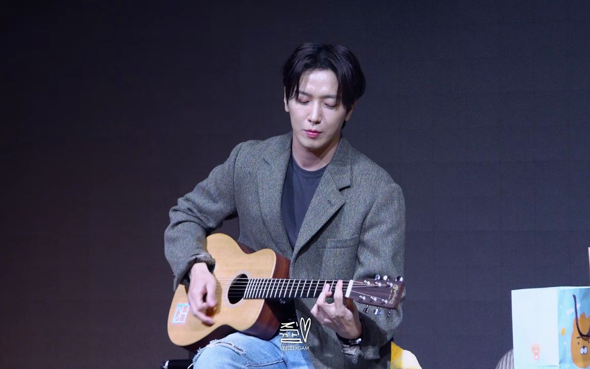 郑容和 粉丝签名会现场弹吉他