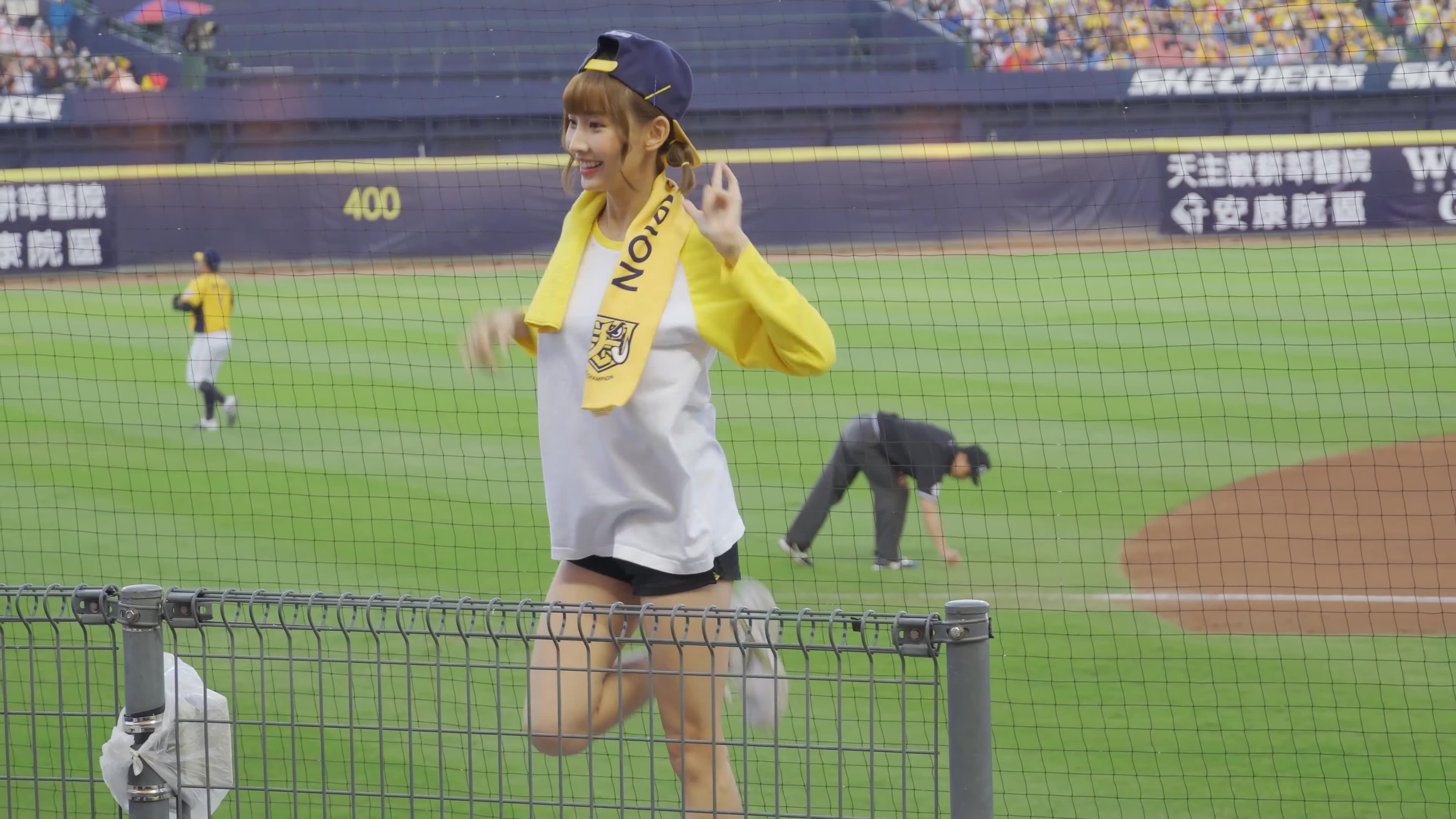 4k超高清台湾棒球拉拉队在开场舞吻上lady的脸颊粿粿meigo中信兄弟