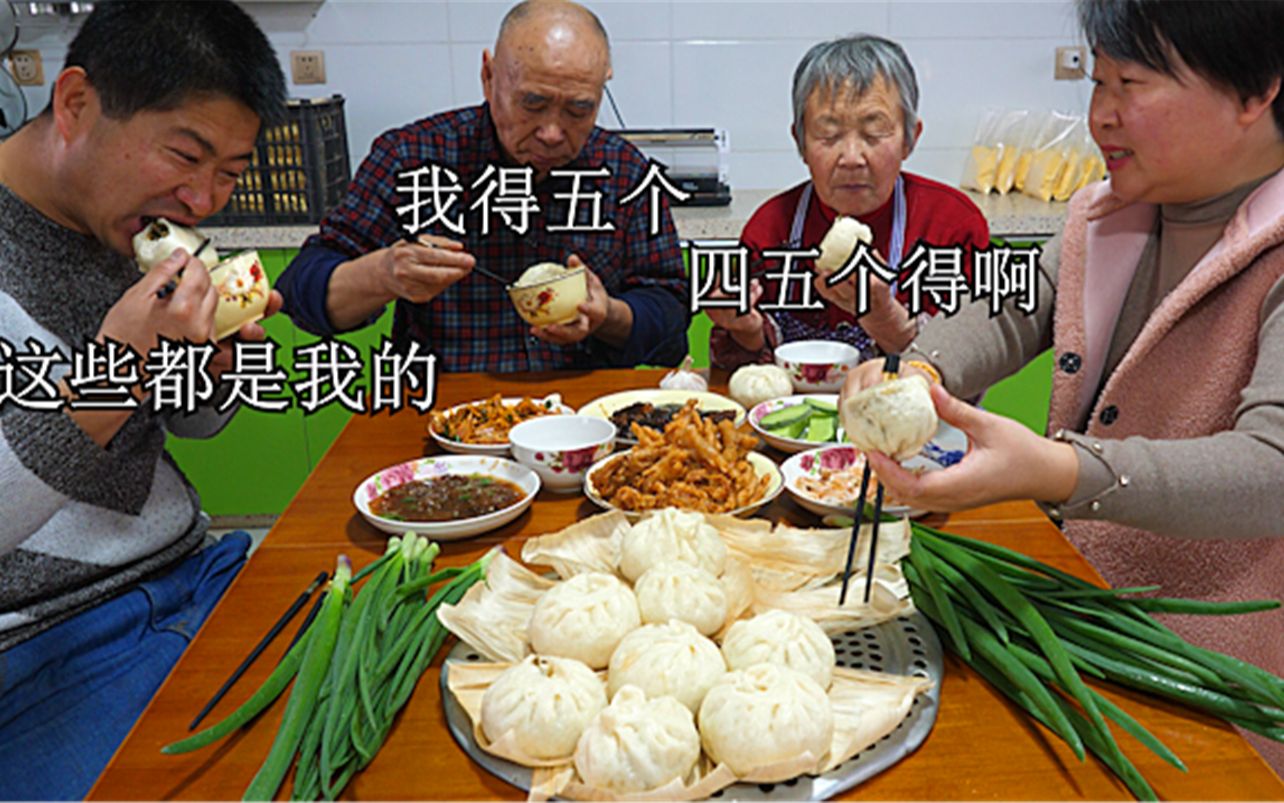 [图]东北大妈蒸一锅野菜包子，皮薄馅大香喷喷，媳妇吃大葱挺馋人啊