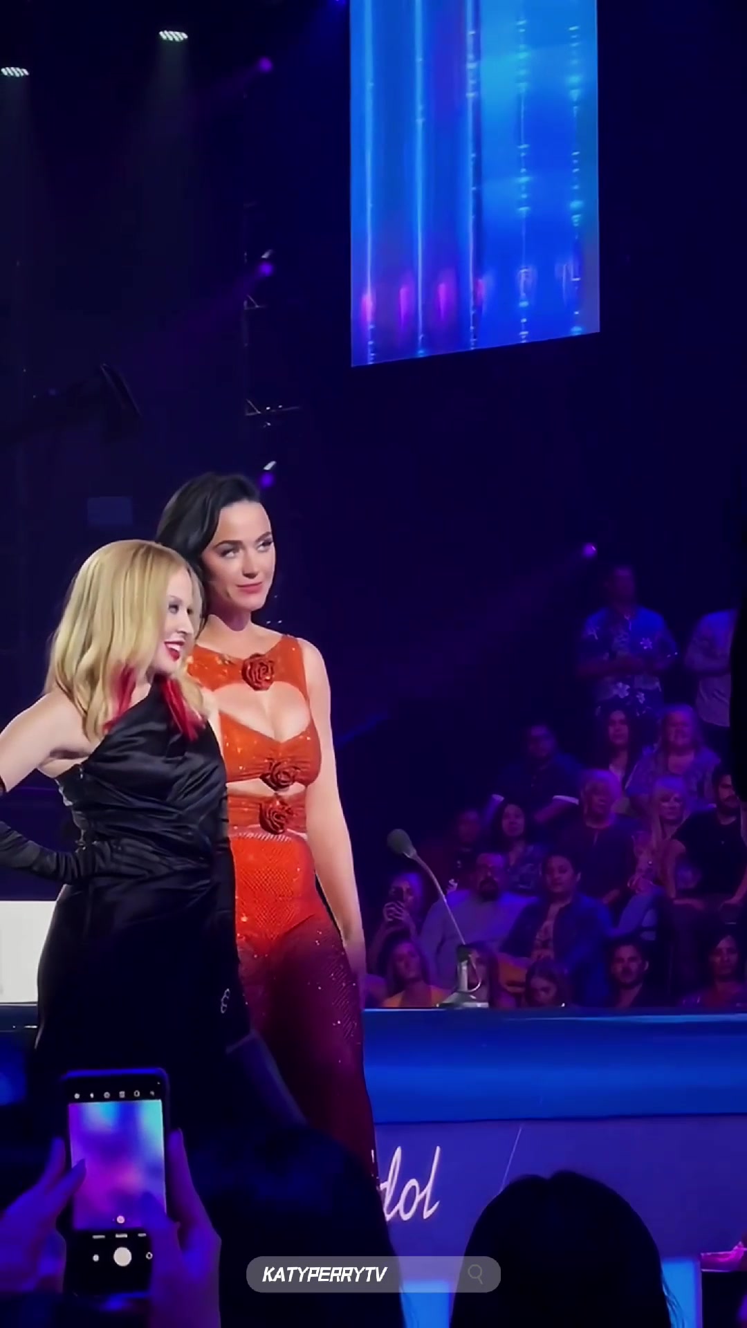katyperry和 #kylieminogue在 #americanidol大结局中一起拍照.
