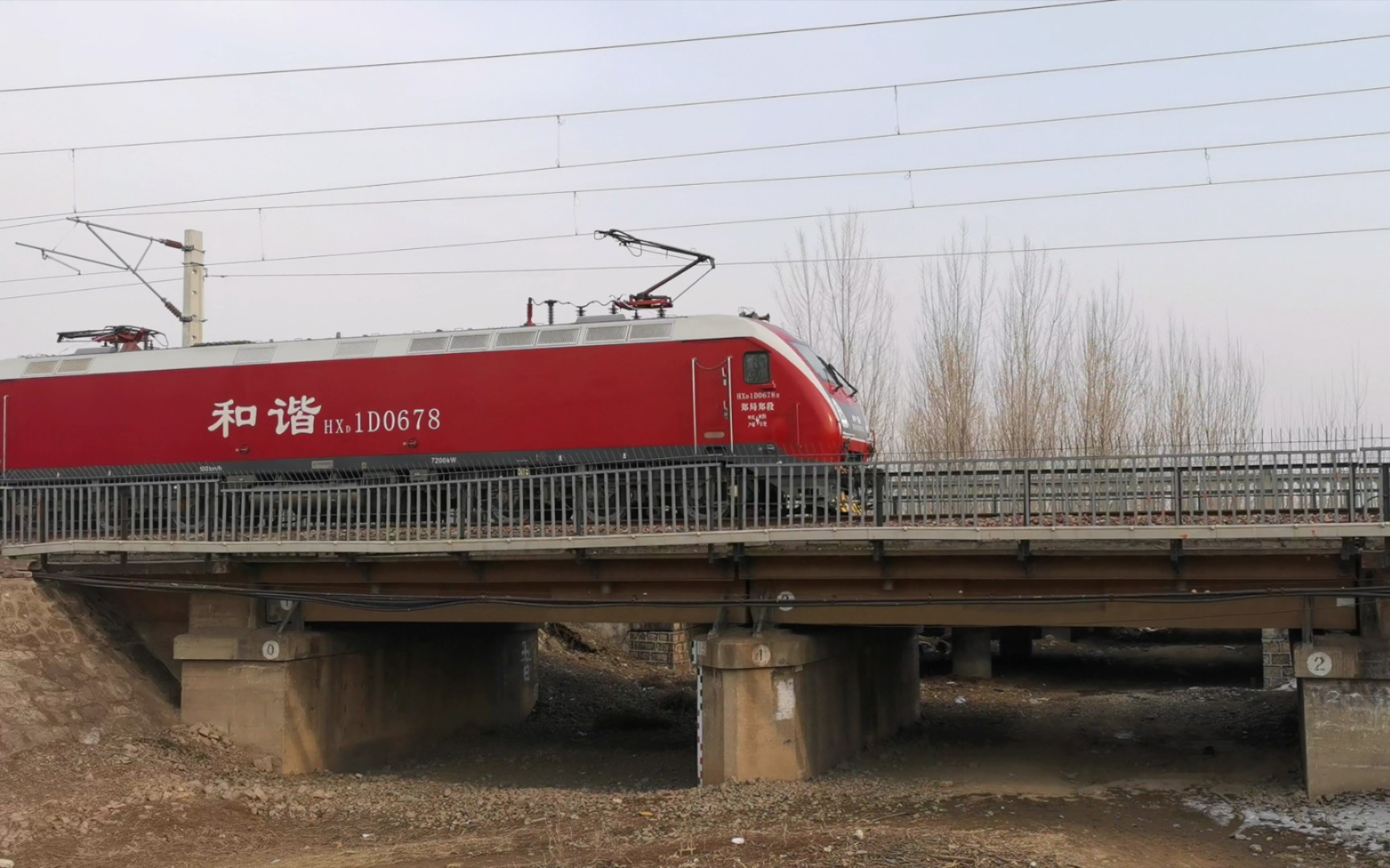 京广铁路郑局郑段的hxd1d通过白城河铁路桥2022