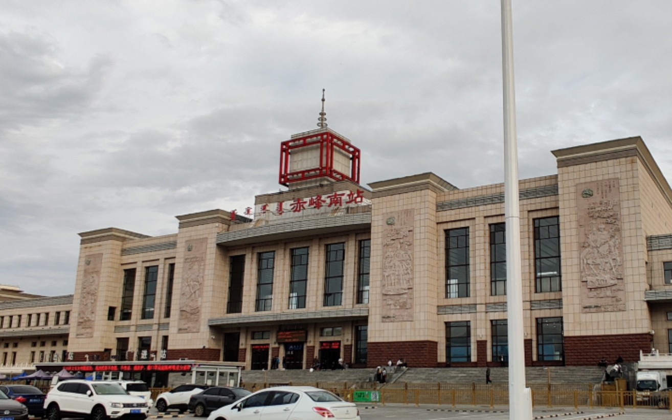 旅客朋友们伴着轻快的乐曲k2560次列车离开了赤峰南车站