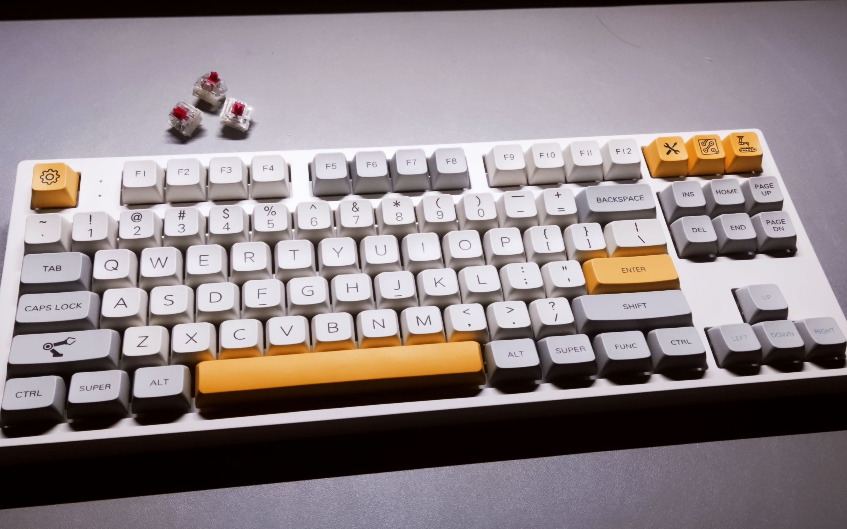 新手400元入门客制化键盘 腹灵mk870 ktt酒红 打字音