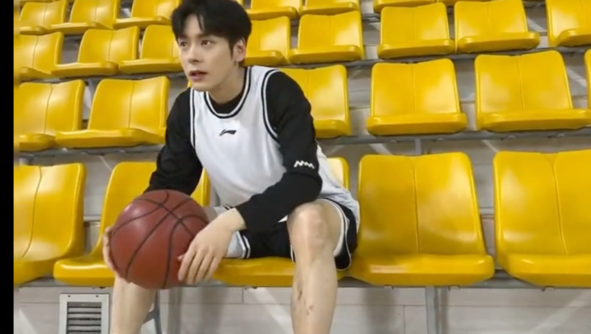 打篮球的魏哲鸣