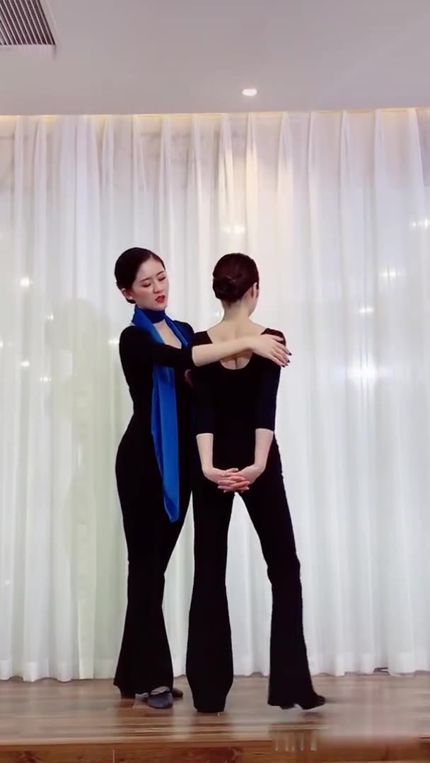 形体纠正背手开肩每天训练八拍或者30下从根本解决驼背离不开的家味