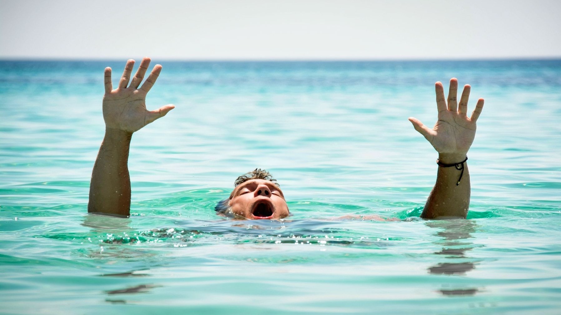 真实的溺水是什么样子的?看似平静无声,实则已危及生命