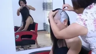 国内女性二人组剃光头打造秃头造型