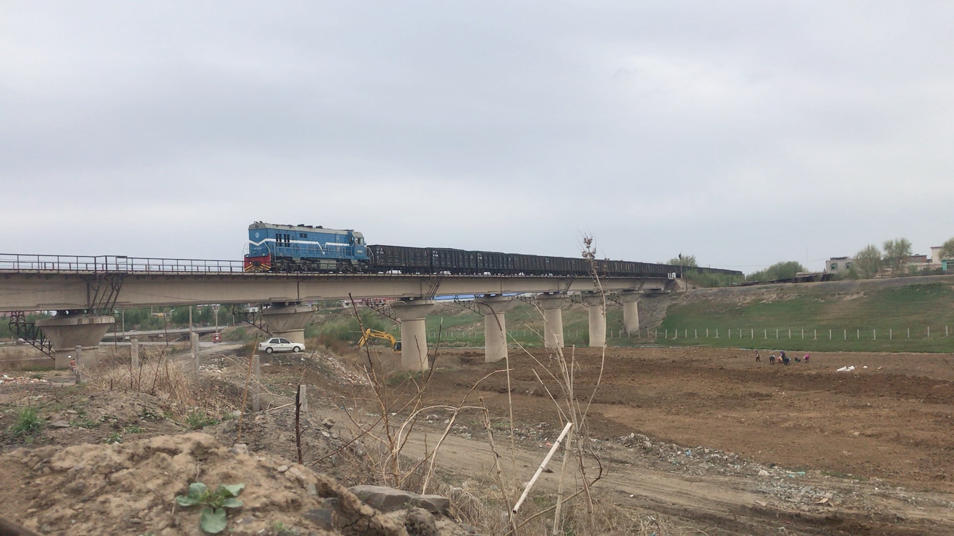 沈煤集团铁路专用线红阳三矿红菱矿区间df10d0259牵引敞车鸣笛通过