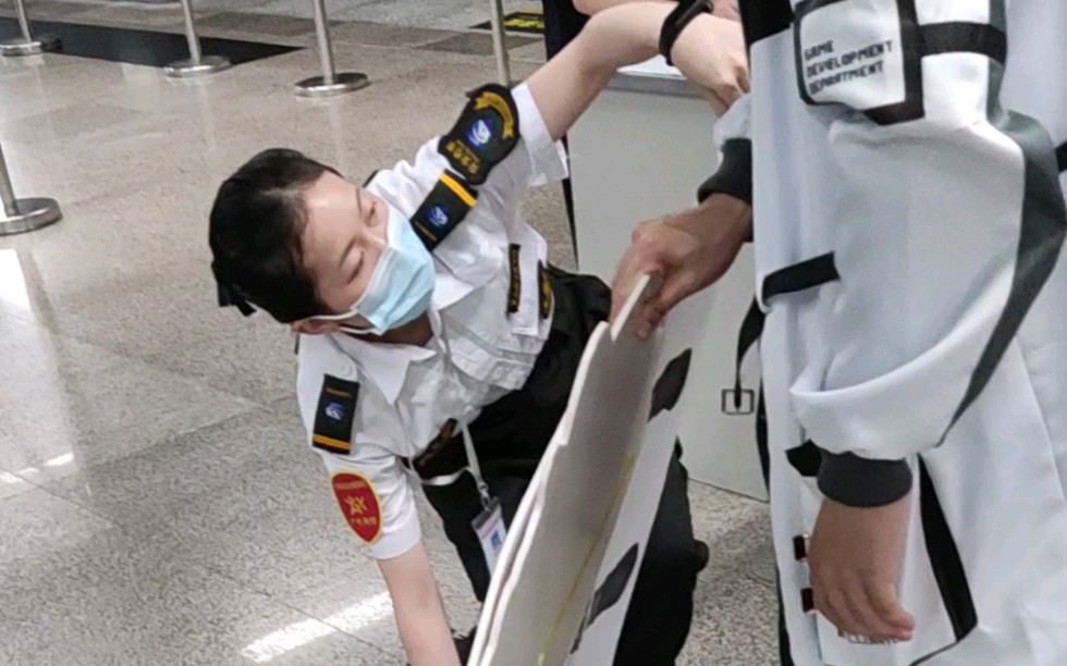 给永雏塔菲立牌量度长度的广州地铁安检员