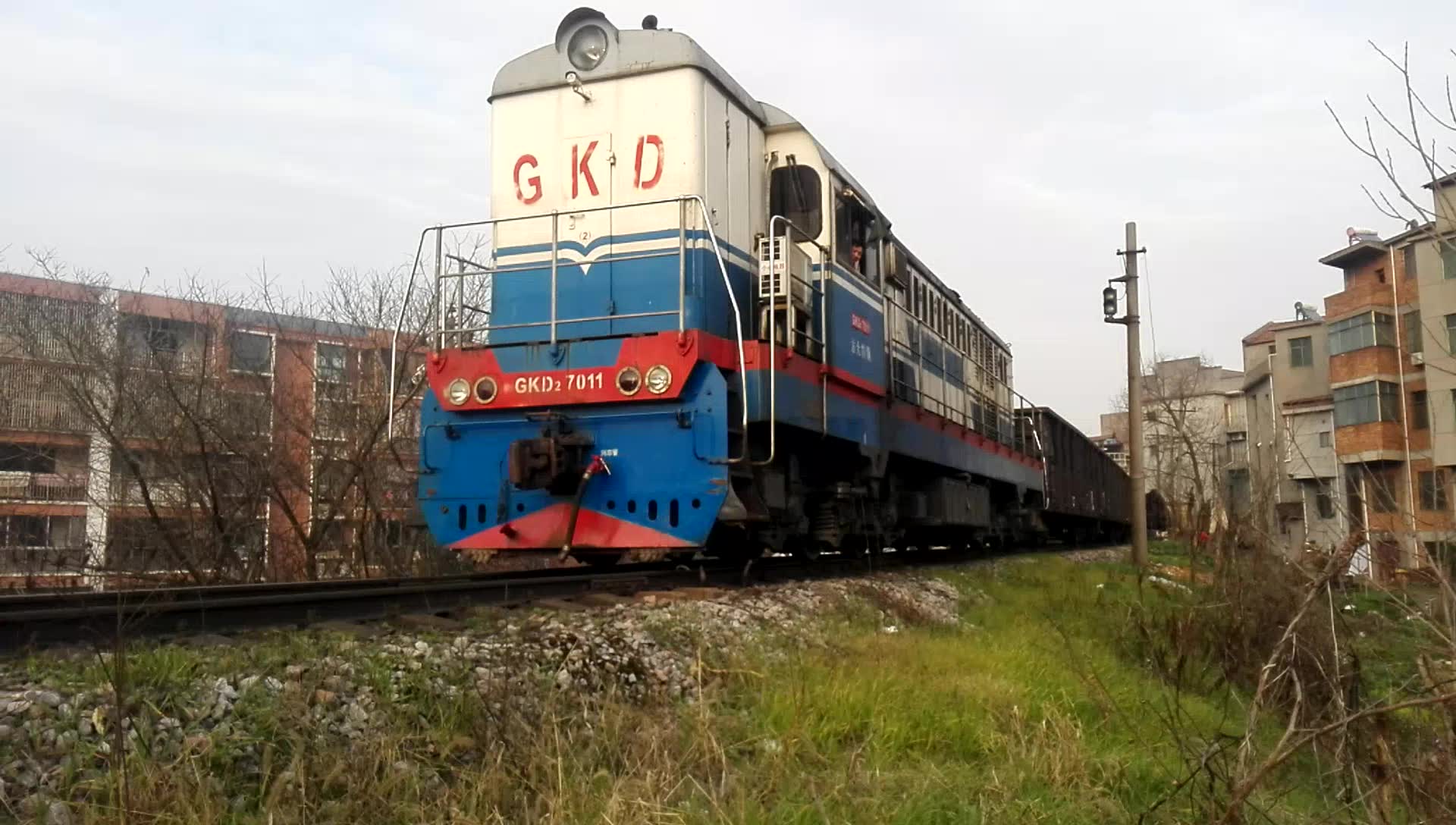 gkd2 7011牵引货列去南昌南