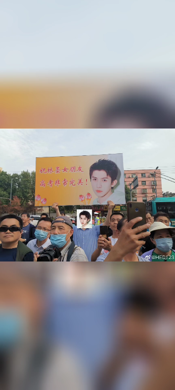 爸爸举林墨海报为女儿加油后续来了林墨