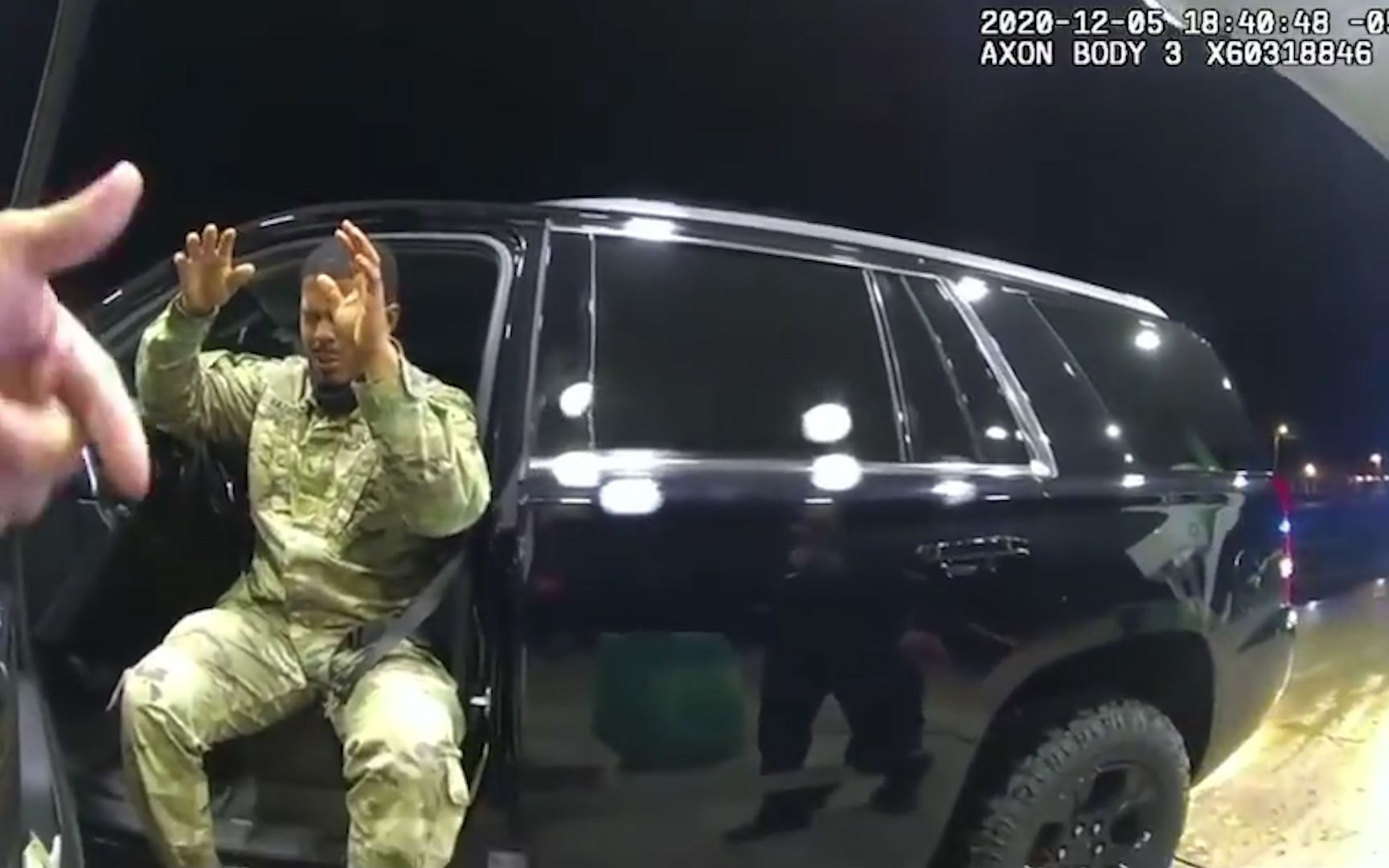 美国大兵投降动作很标准到底是受过专业训练的