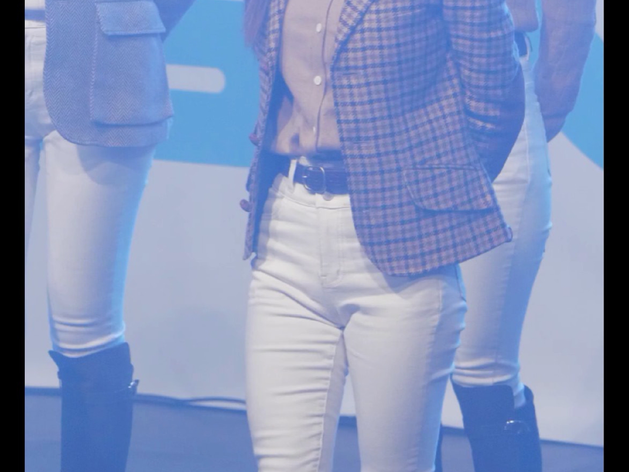 苞娜,这白牛仔裤真显身材