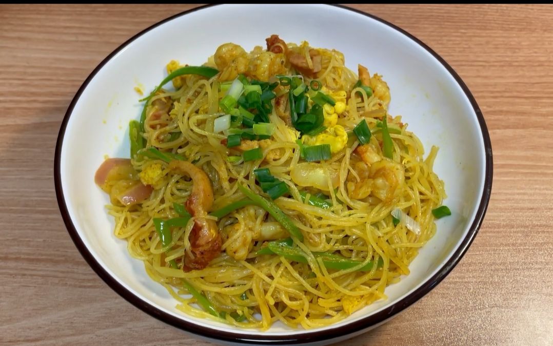 退休阿姨复刻港式星洲炒米粉,黄橙橙油亮亮,咖喱香味家里也能做