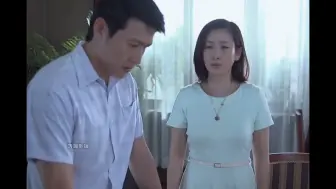 Video herunterladen: 老家的亲妹子找侯亮平办事 直接被赶走