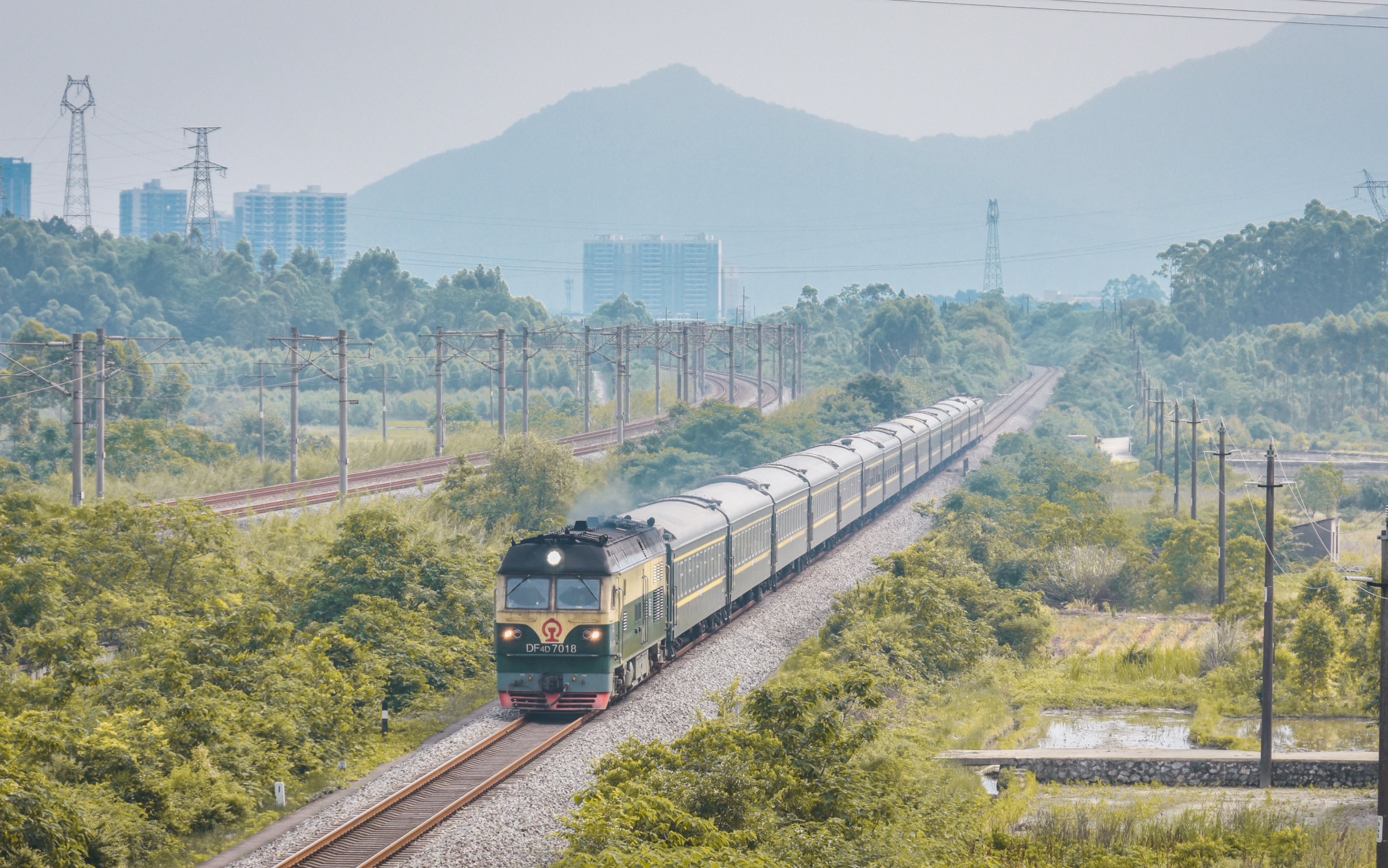 【中国铁路】宁局柳段df4d7018牵引北湘桂旅游列车y376次