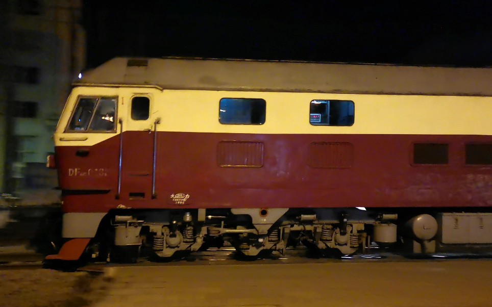 四梅线57046沈[梅]df4d0183牵引三辆nx70平车接近辽源站_哔哩哔哩