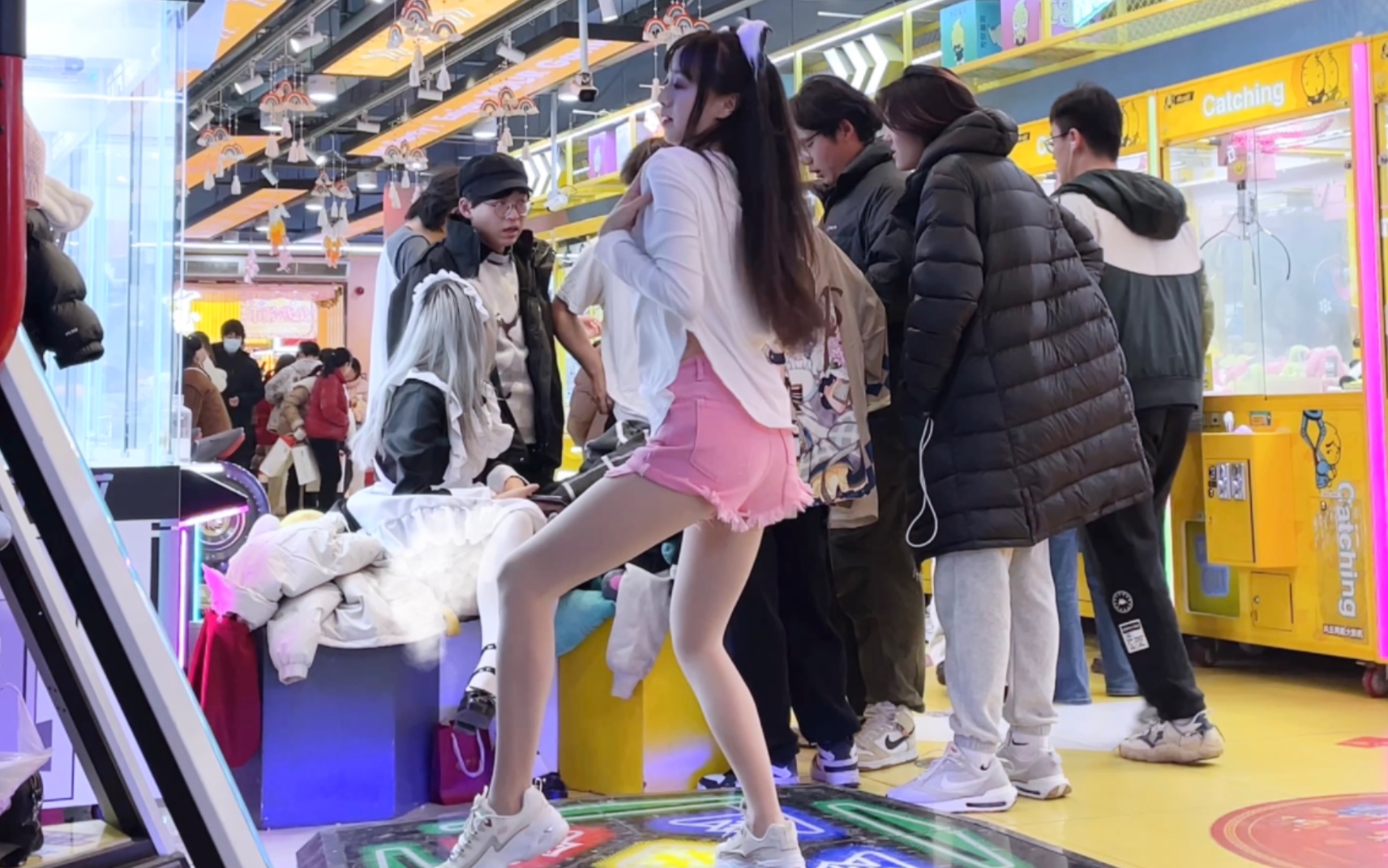 肉丝加粉色短裤,跳舞机小姐姐又甜又辣,rainbow的a