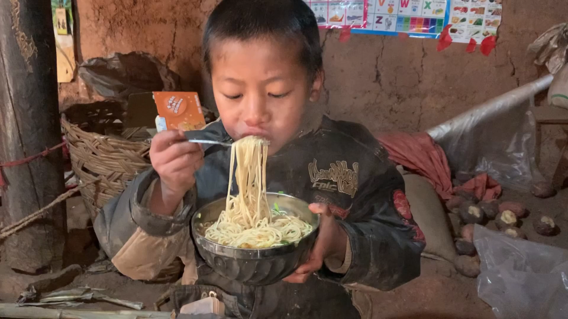 贫困山区无父无母的孩子,生活十分艰难,吃上面条说的话让人心酸