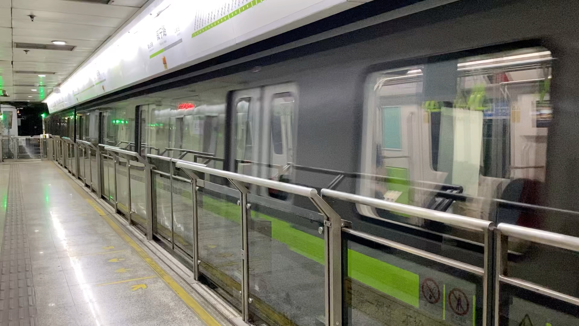 活动作品上海地铁绿灯侠02097威宁路出站