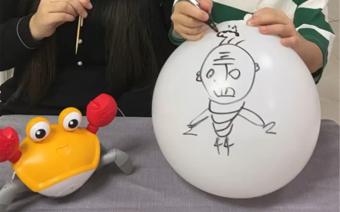 坏小姨把小朋友的气球扎破了,小朋友被气哭了