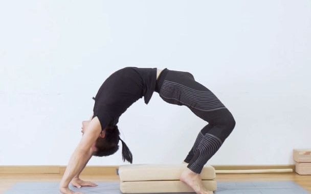 瑜伽高级教学:骆驼式转轮式