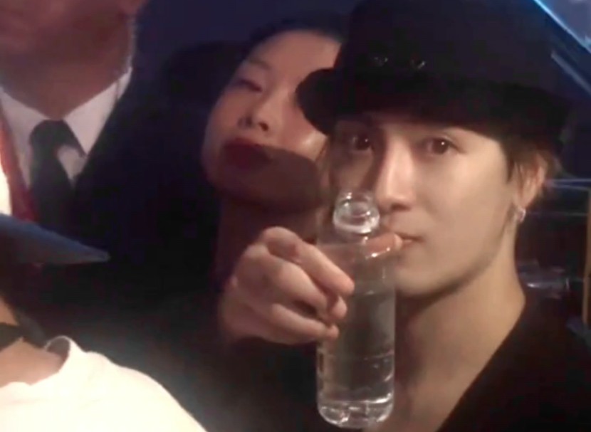 王嘉尔:要喝水吗?