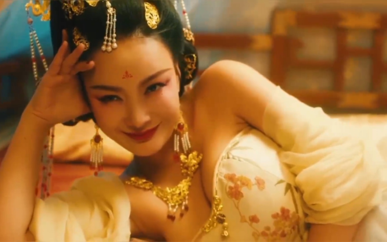 影视剧中的低胸装美女(一)