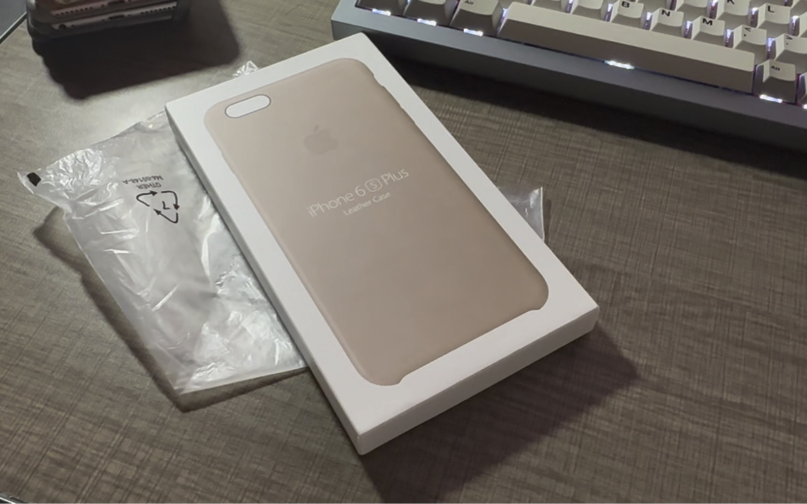 开箱一个全新的6s plus皮革保护壳