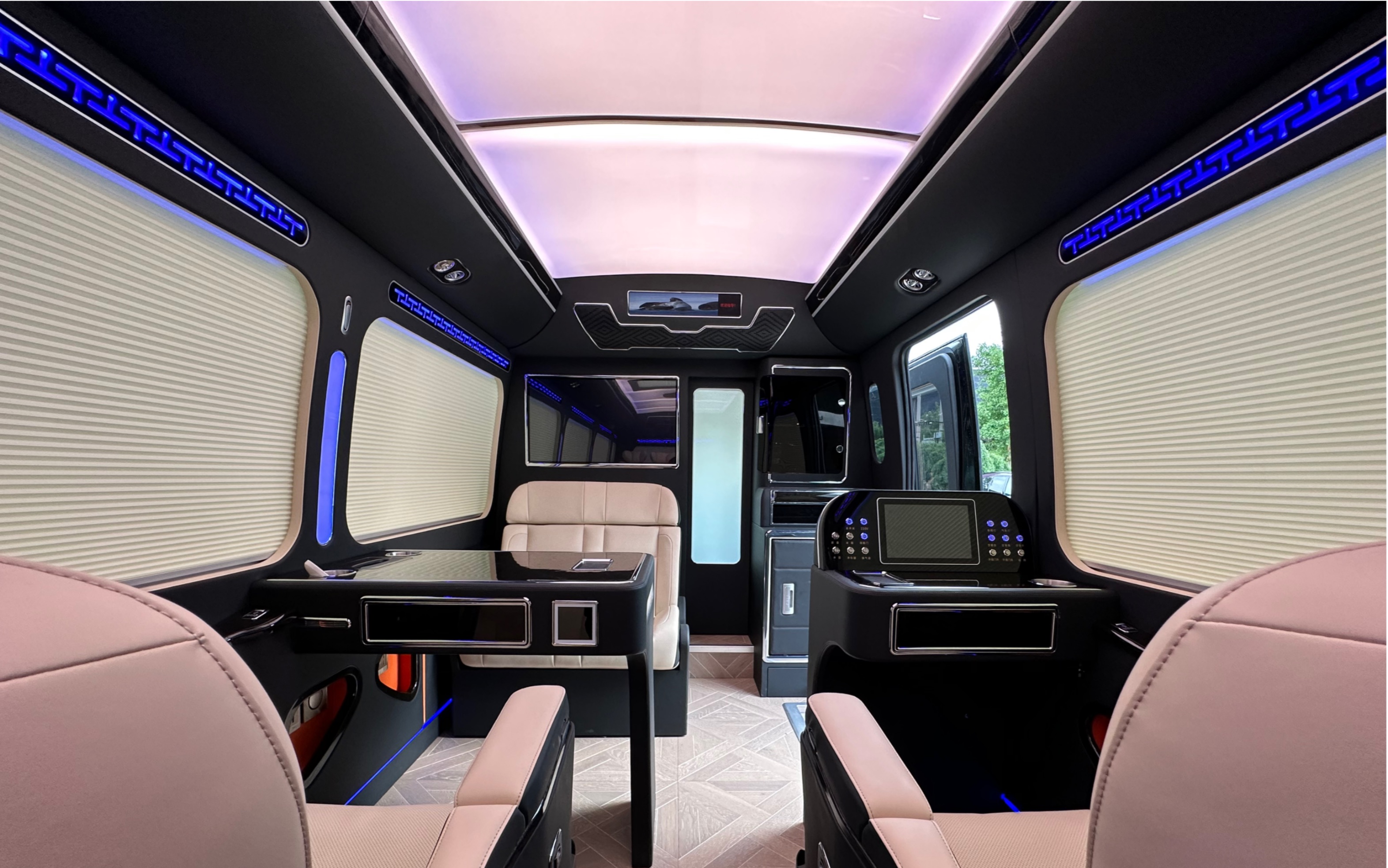 丰田考斯特12座(柯斯达)定制版 企业高端接待商务车