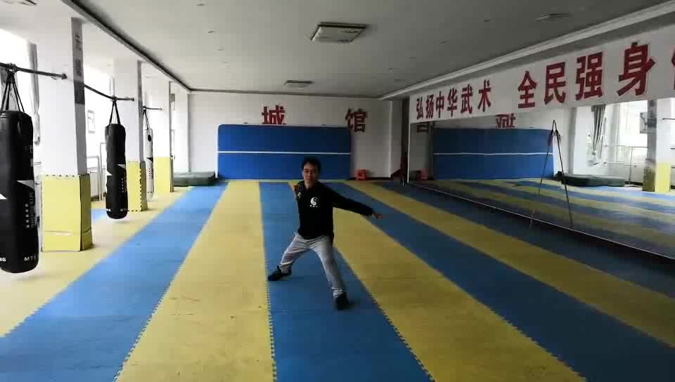 [图]湘西永顺彭氏土司后裔彭剑刚演练的苗族八技拳