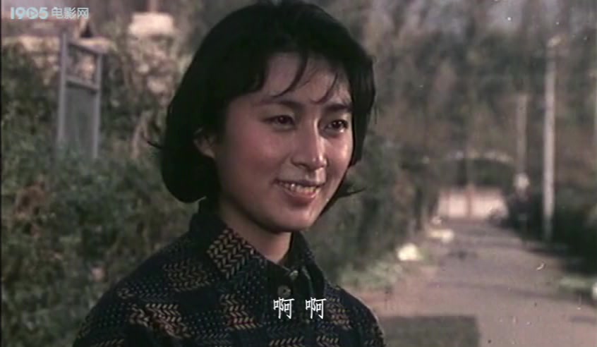 [图]经典电影歌曲1983年故事片《小巷幽兰》插曲《她就在我们身旁》演唱：郑绪岚