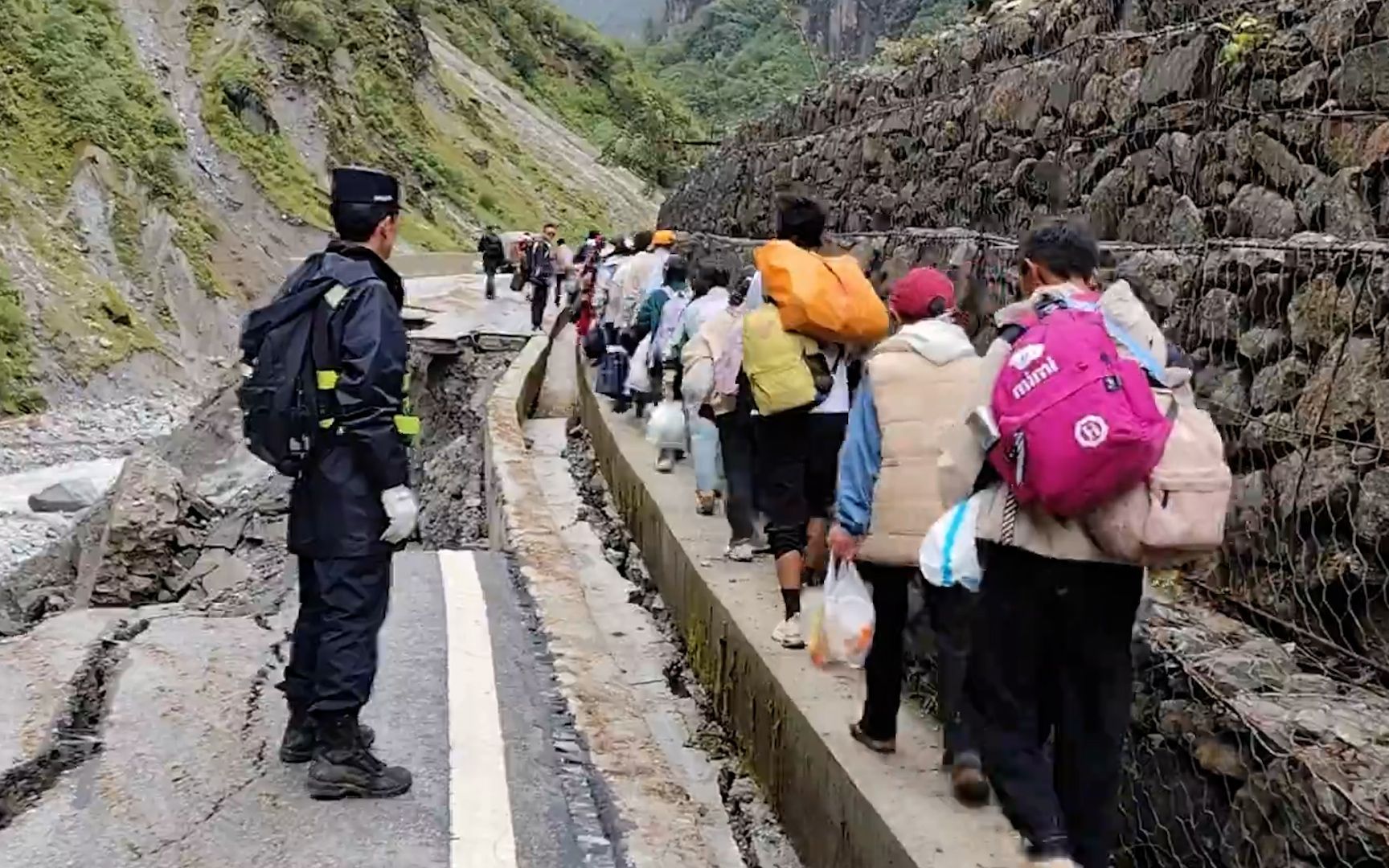 西藏日喀则一地连续降雨道路中断:逾400人滞留 直击人员徒步撤离哔哩哔哩bilibili