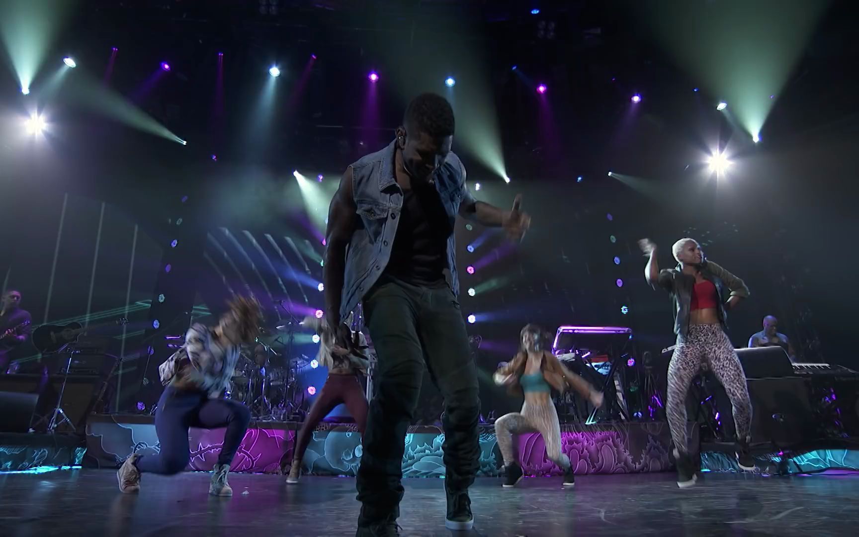 [图]Usher - DJ Got Us Fallin' In Love (Live from iTunes Festival, London, 2012) ft.