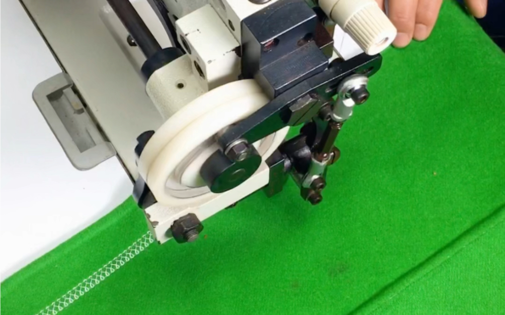 思坦途8字缝纫机,一台可以缝出8字的花样缝纫机,不仅可以做装饰缝,也