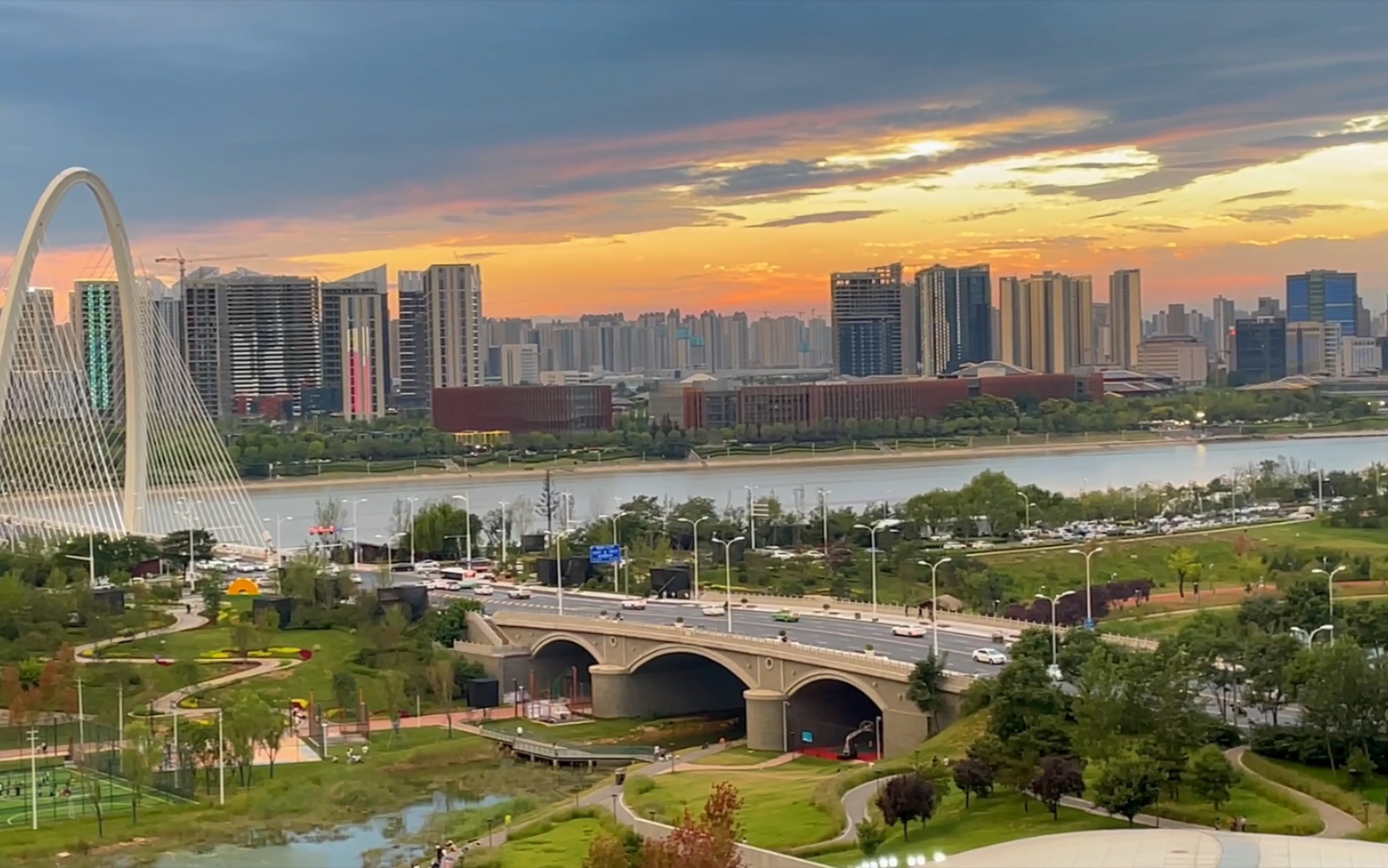 西安浐灞灞河东路湿地彩虹桥日落全程/一周的雨季开始了