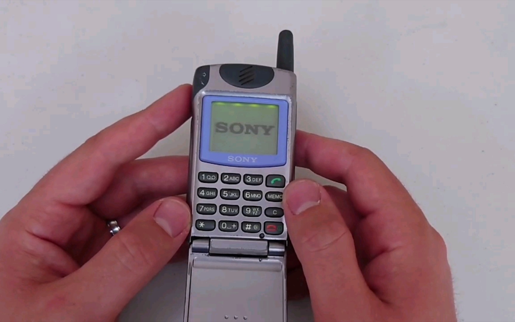 手机考古 2000年的索尼 小手机cmd z5 试玩