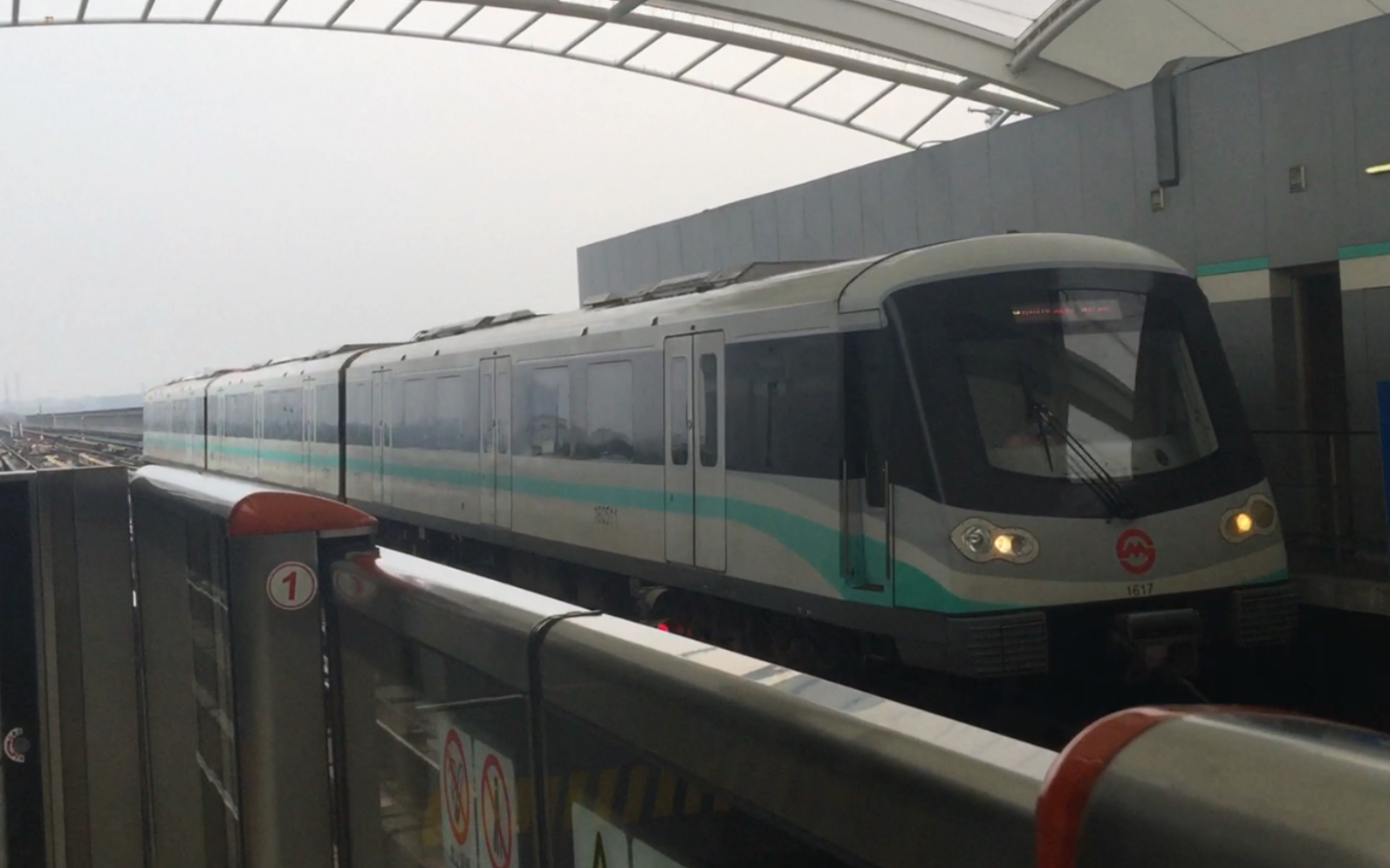 上海地铁16号线16a01抹茶一世1617龙阳路3站台进站