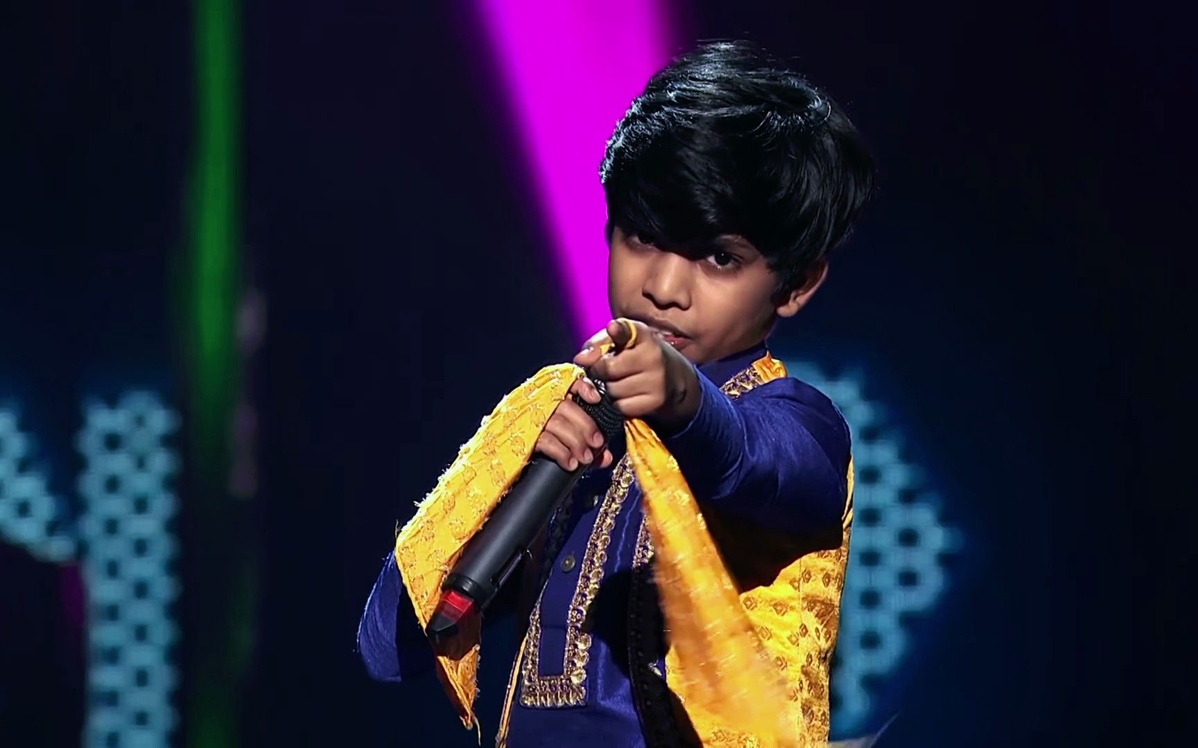 油管播放8000万,印度男孩fazil的震撼好声音现场