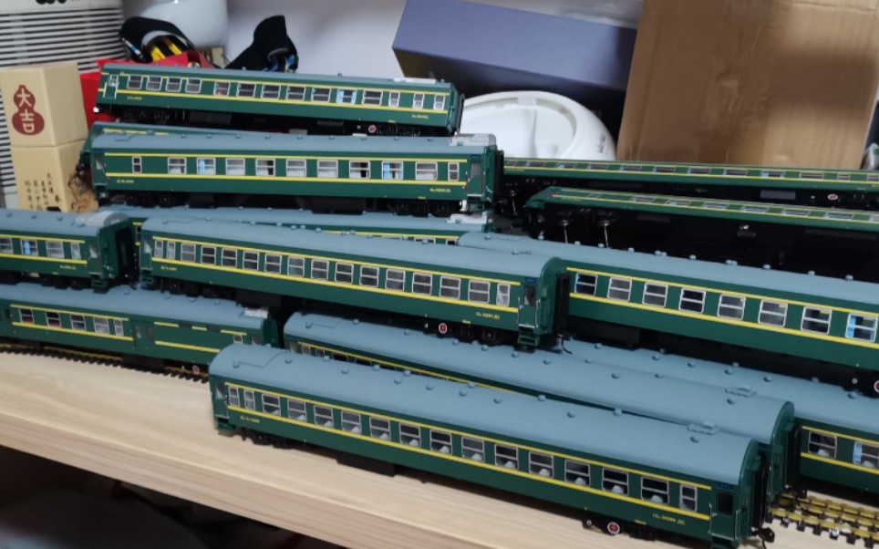 ho比例火车模型之n27 25b客车大列简单开箱,19节深绿深黄涂装客车编组