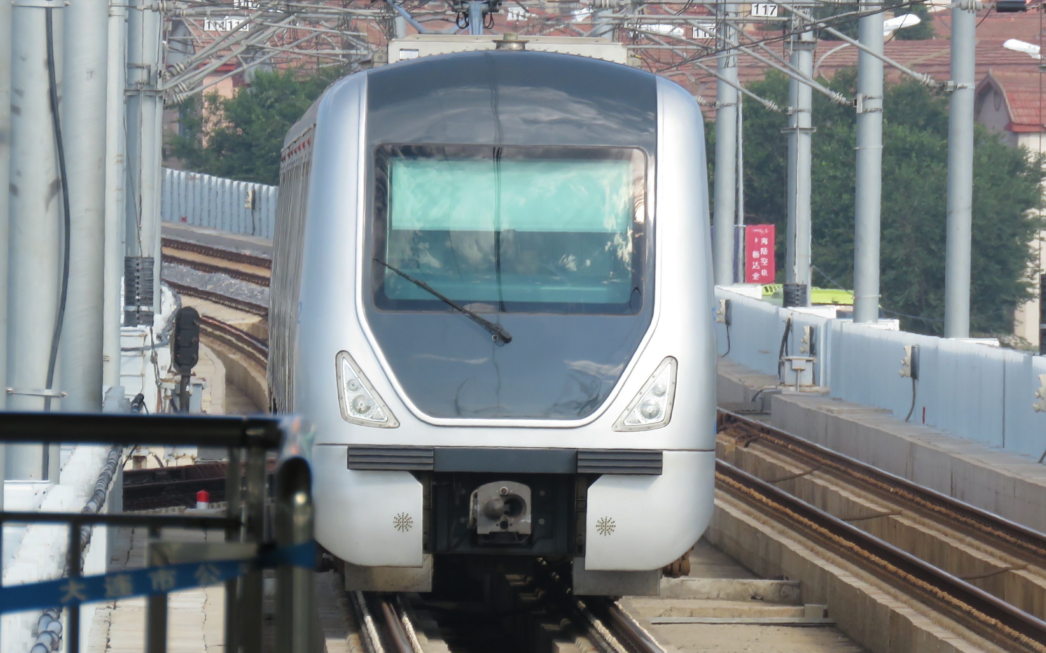 轨道交通大连快轨12号线列车铁山站进站